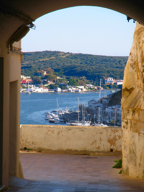 Mit Blick auf die kommerzielle Kai Festmachen Bereich der privaten Booten und schwimmenden Pontons Docks Zuckerrohr zu Konzessionären wurde bei Port Authority Mahon-Bucht und Figueras, einschließlich dem Gebiet der maritimen Club Mahon hat Krane, Kraftstoff Dosierung Trinkwasser Rampen Rahmen und Landung Hafendienste